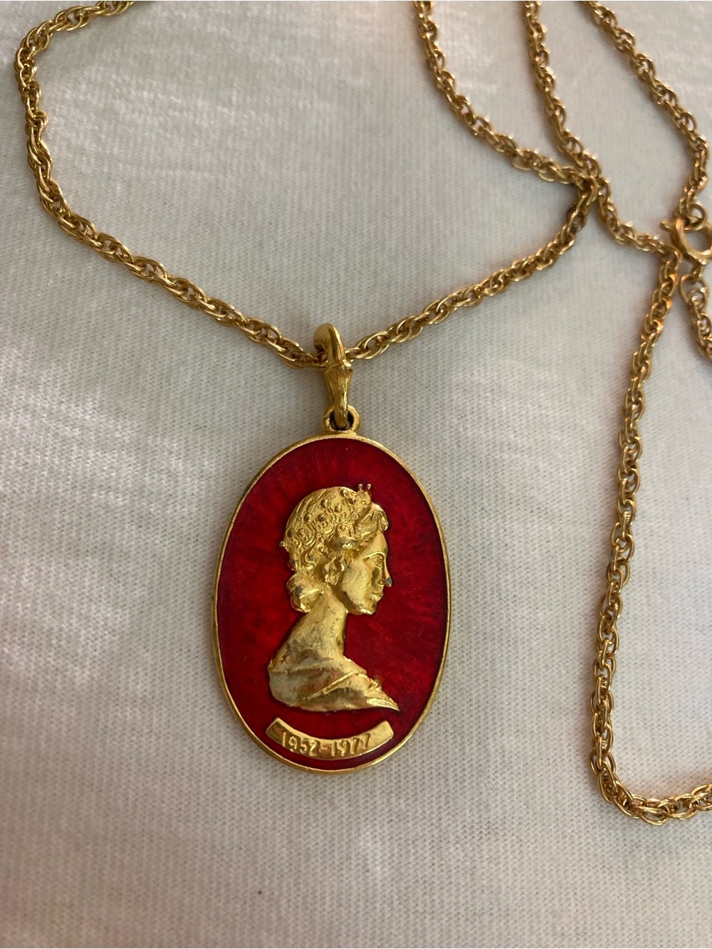 Queen Elizabeth II Cameo Pendant Necklace Silver Jubilee